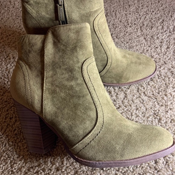 Shoes - Picture 5 of 5